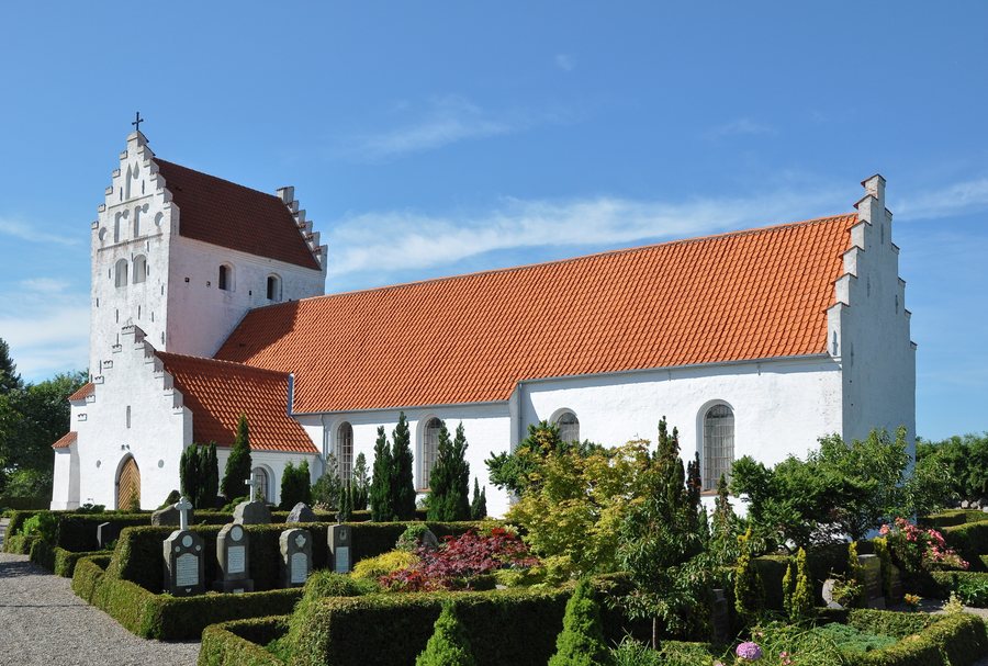 File:Onsbjerg Kirke (Samsø Kommune).JPG