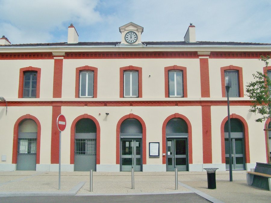 File:Bâtiment Gare de Firminy (2007).JPG