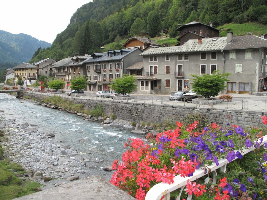 File:Sixt-Fer-à-Cheval & Giffre.jpg