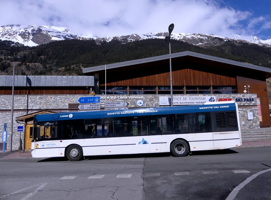 File:Navette Ski Hiver à Lanslebourg-Mont-Cenis (mars 2024).JPG