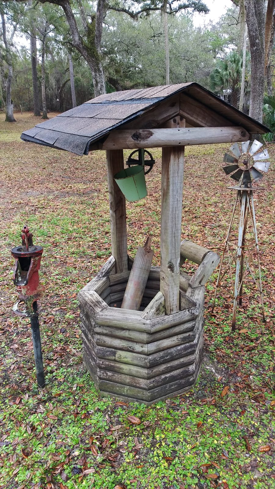 Hölzerner Brunnen in Morriston, Florida