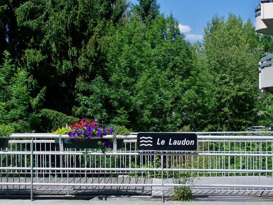 File:Panneau du Laudon à Saint-Jorioz (2012).JPG