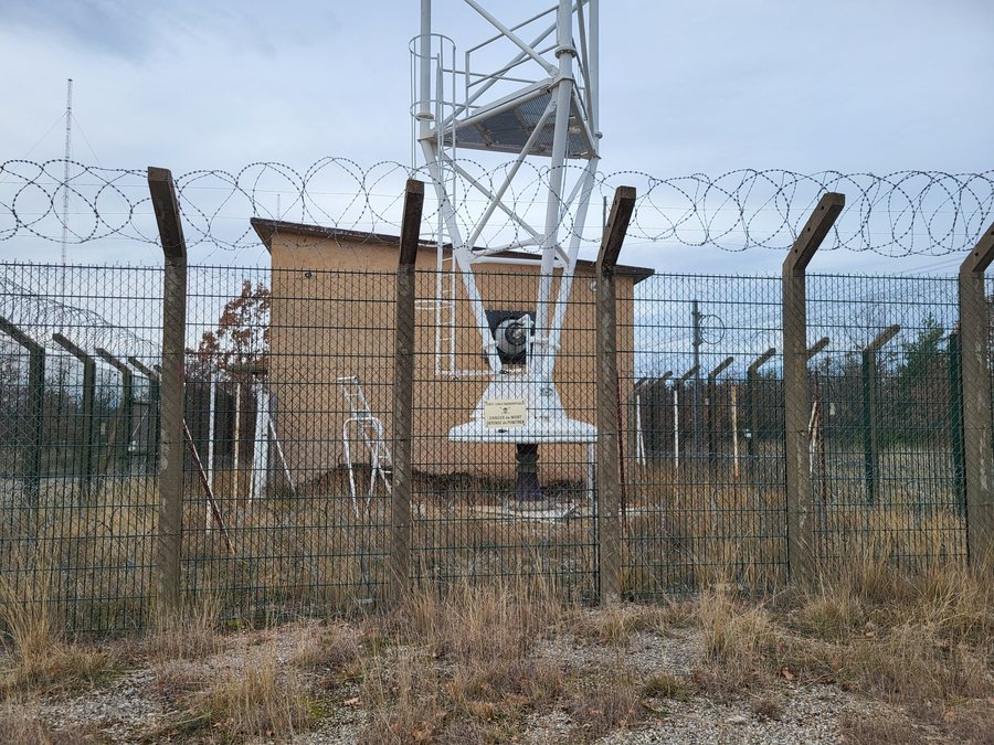 File:Base d'une antenne de l'émetteur RMC de Roumoules.jpg