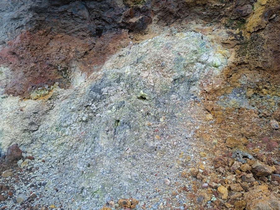 Fumaroles between La Soufrière and l'Echelle on Guadeloupe