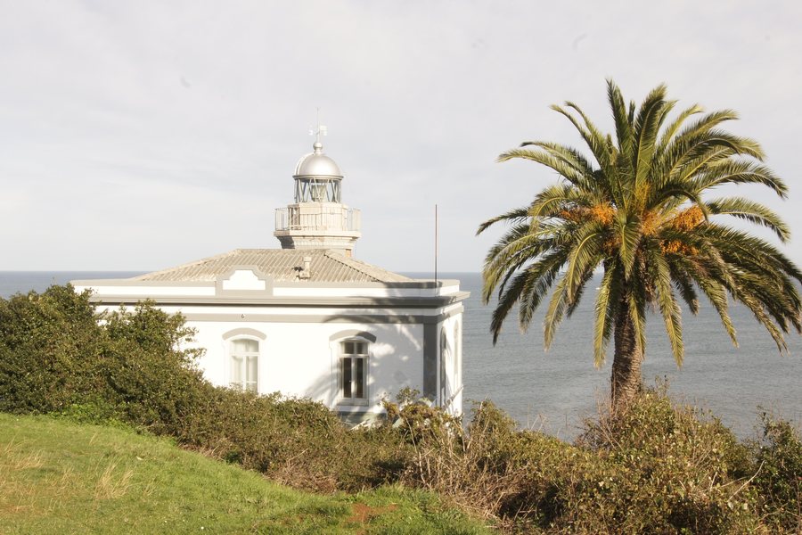 File:Faro de Candás (8311999504).jpg