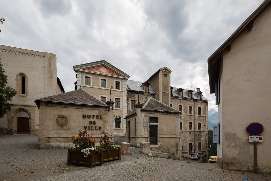 File:Mairie, Briançon, France.jpg