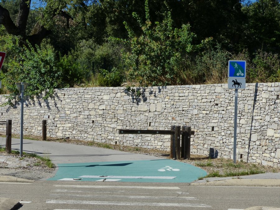 File:Quissac D999 voie verte panneau C115 panonceau M4y.jpg