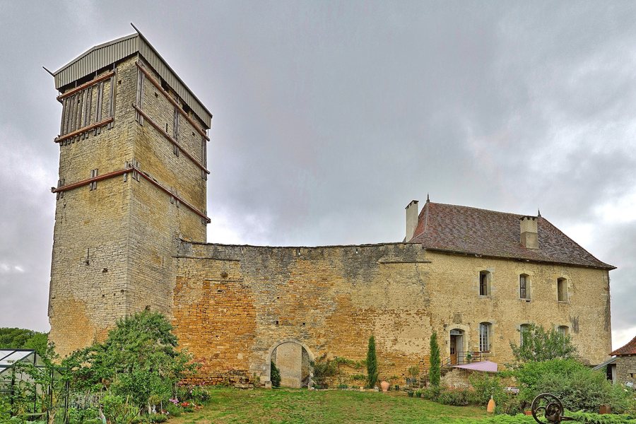 File:Oricourt, le porche d'entrée dans la haute cour du château.jpg
