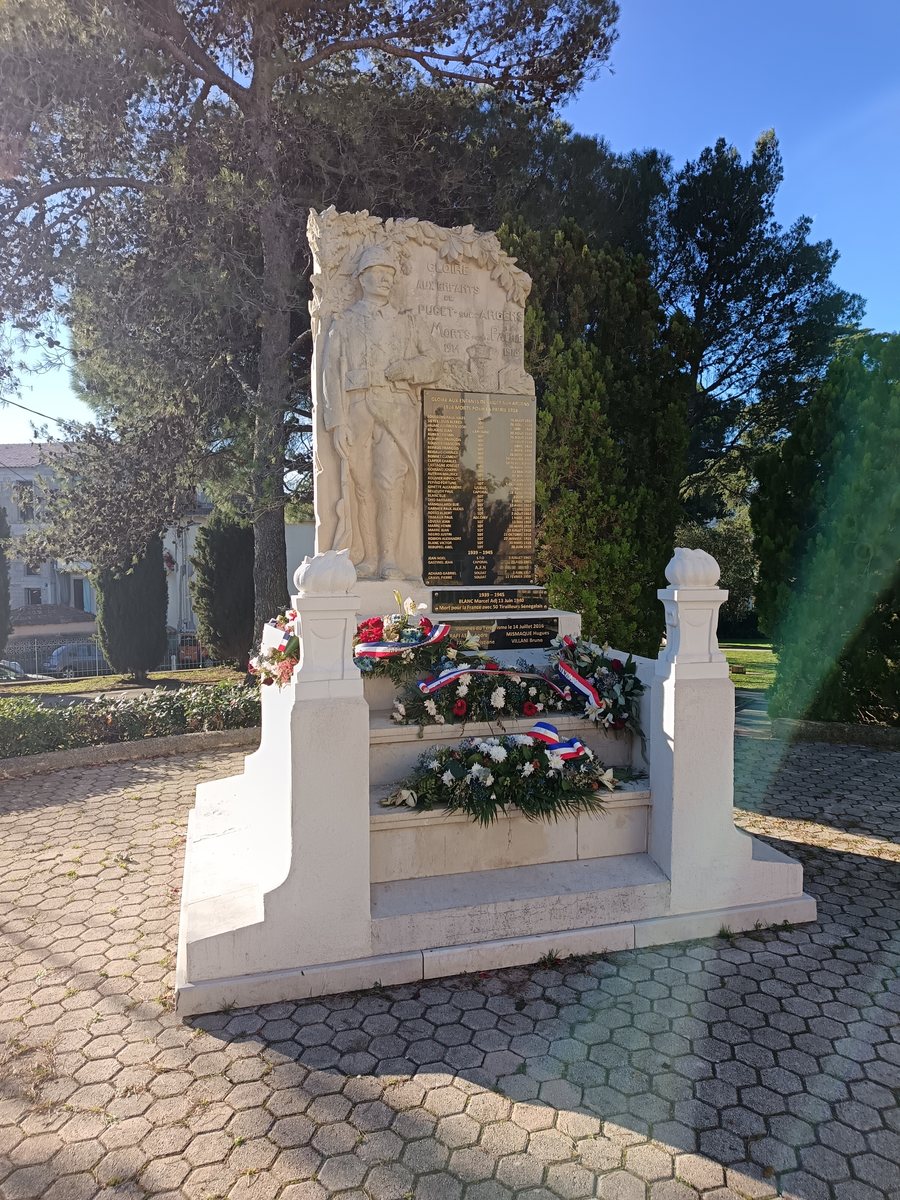 File:Puget-sur-Argens - Monumorts.jpg