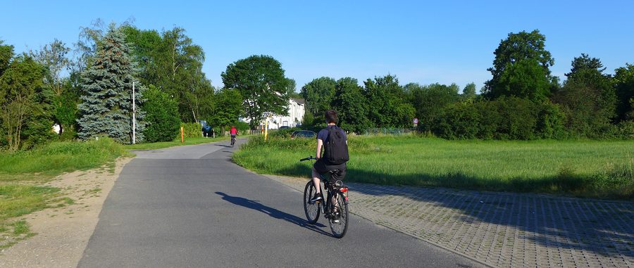 Radfahrer auf der Reisholzstraße in Hilden, Nordrhein-Westfalen