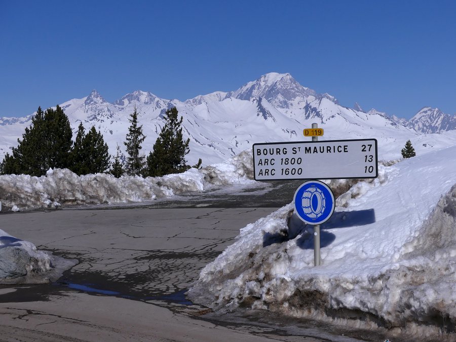 File:RD 119 au départ d'Arc 2000 devant le Mont-Blanc (hiver 2022).JPG