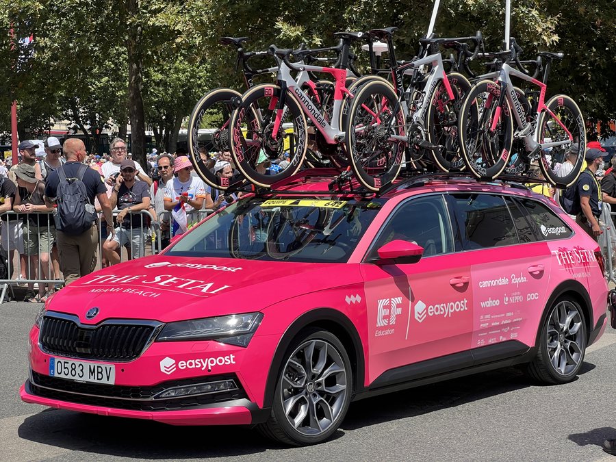 File:Avant Passage Étape 13 Tour France 2023 Place République - Châtillon-sur-Chalaronne (FR01) - 2023-07-14 - 29.jpg