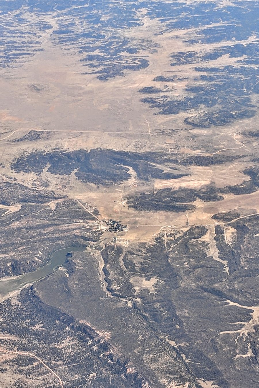 Luftaufnahme des Ramah Reservoirs und der Siedlung Ramah in New Mexico