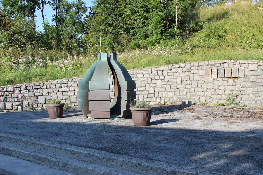 File:Spomenik NOB, Vrata.jpg