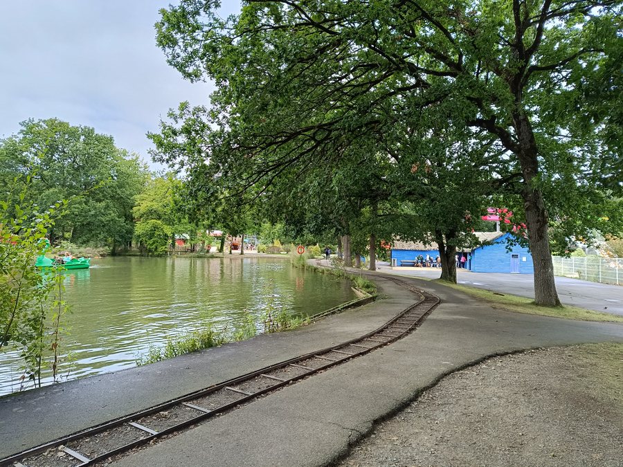 File:Lanhélin - Cobac Parc (Ancien petit train) 02.jpg