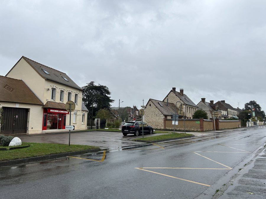 File:Autheuil-Authouillet - commerces à proximité.jpg