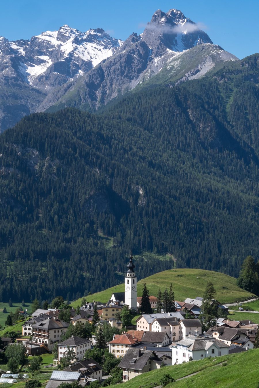 Ftan mit Dorfhäusern, Kirche und Bergpanorama im Unterengadin