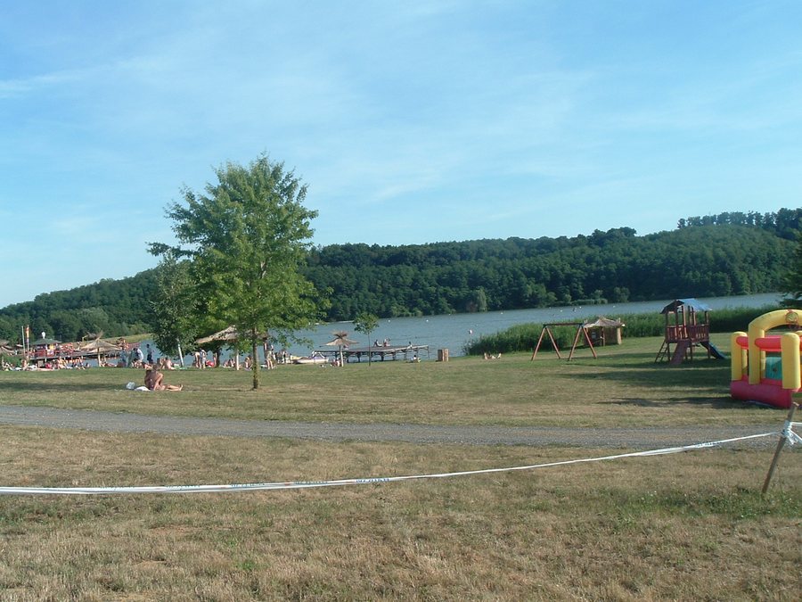 File:Gersekarát, Sárvíz-tó, strand.jpg