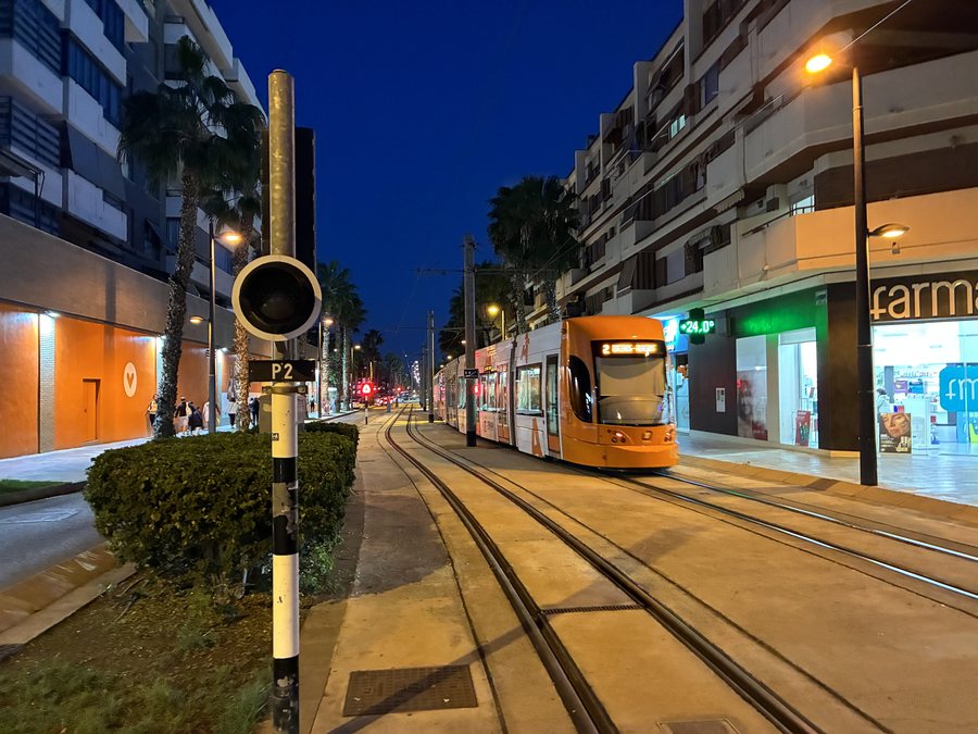 File:Tram saliendo de la estación Sant Vicent del Raspeig dirección Universitat.jpg
