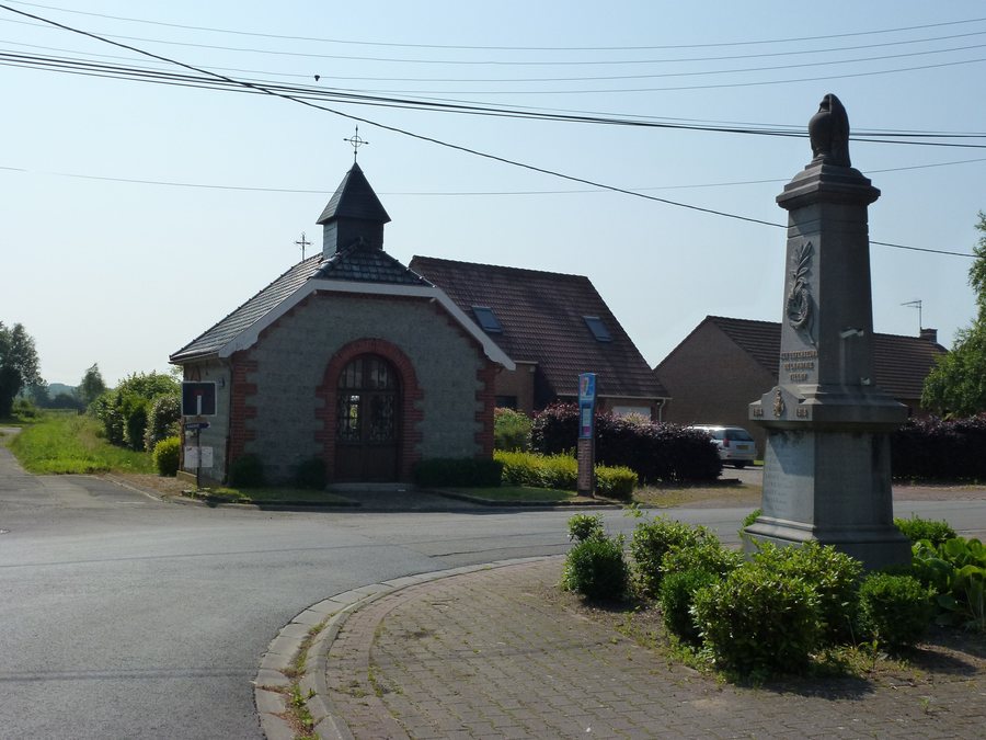 File:Tilloy-lez-Marchiennes (Nord, Fr) chapelle du village avec monument aux morts.JPG