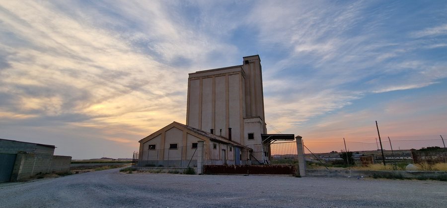 File:Bujaraloz - Silo de la Red Nacional de Silos y Graneros 02.jpg