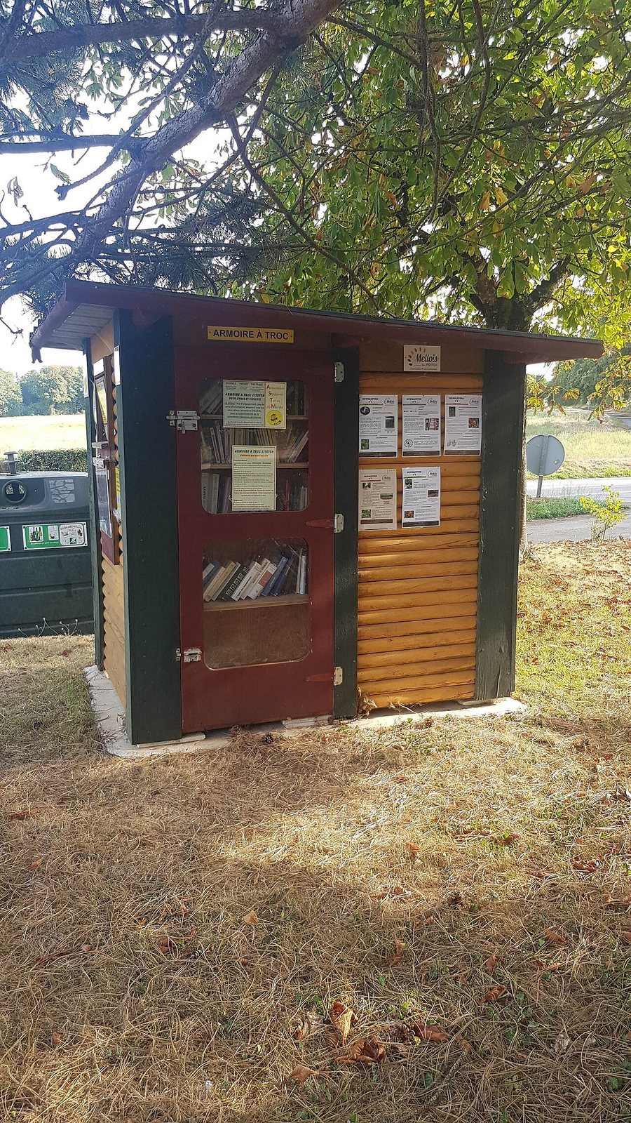 File:La Chapelle-Pouilloux - route de la Sauzé - boîte à livres.jpg