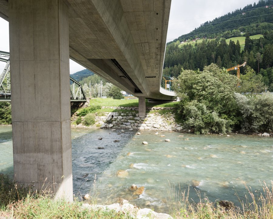 File:Rheinbrücke Ilanz West über den Vorderrhein, Ilanz GR 20170714-jag9889.jpg
