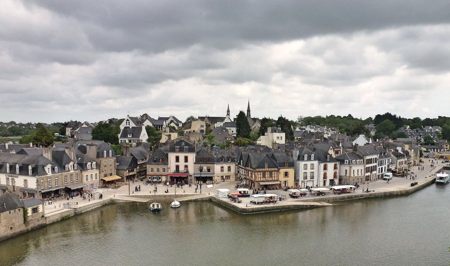 File:Auray .- Port Saint-Goustan la place Saint-Sauveur.jpg