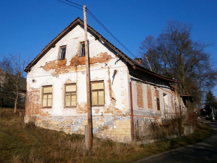 Former Řezníčkův inn in Mezilečí, Náchod District