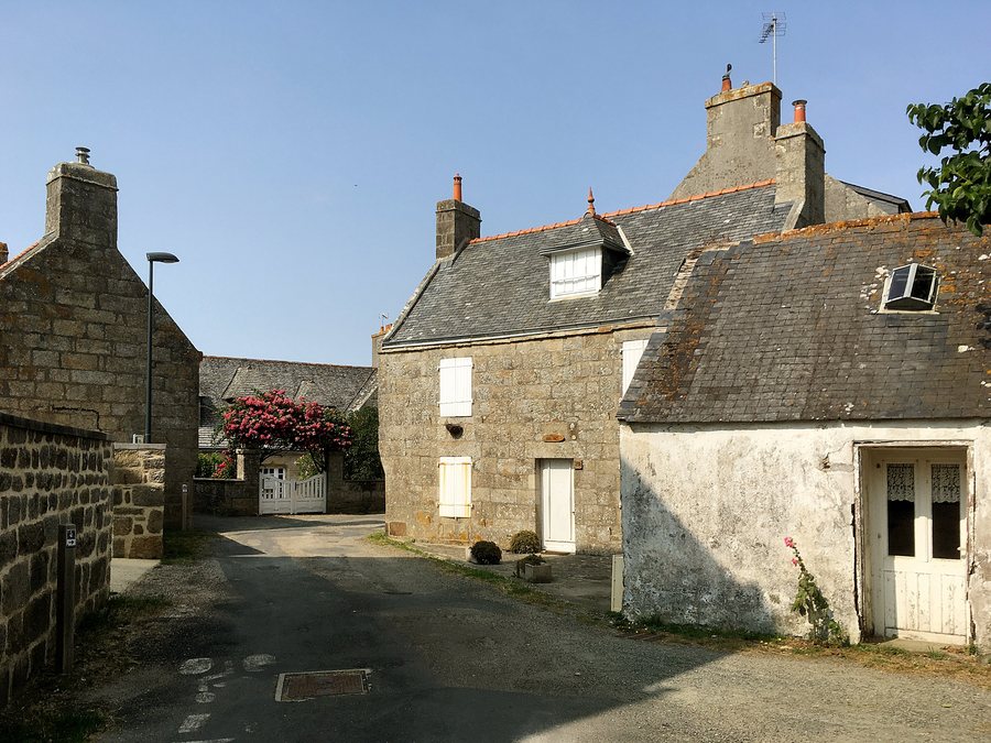 File:Kerity (Penmarch) Rue Ernest Renan.jpg