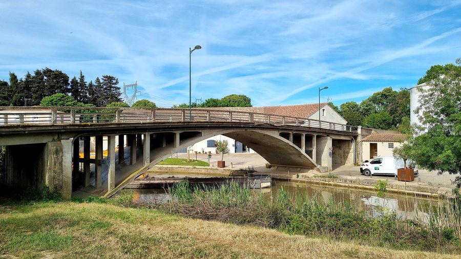 File:Aude, La Redorte, Pont route de Puichéric (101).jpg