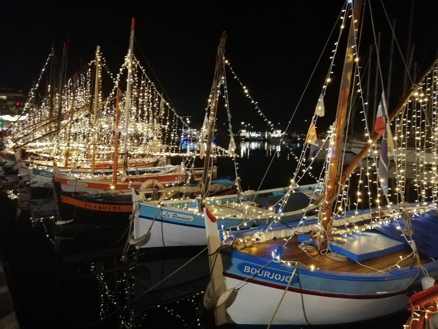 File:Illuminations de Noël 2022 dans le Port de Sanary-sur-mer, France, vue sur les pointus.jpg