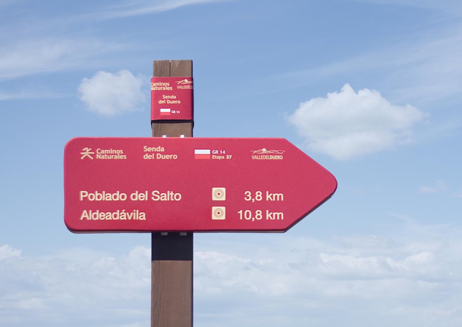 File:Señal del GR-14 en Mieza.jpg