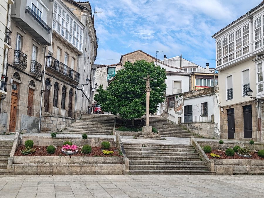 File:Monforte de Lemos, España. Plaza de España. Fotos propias.jpg