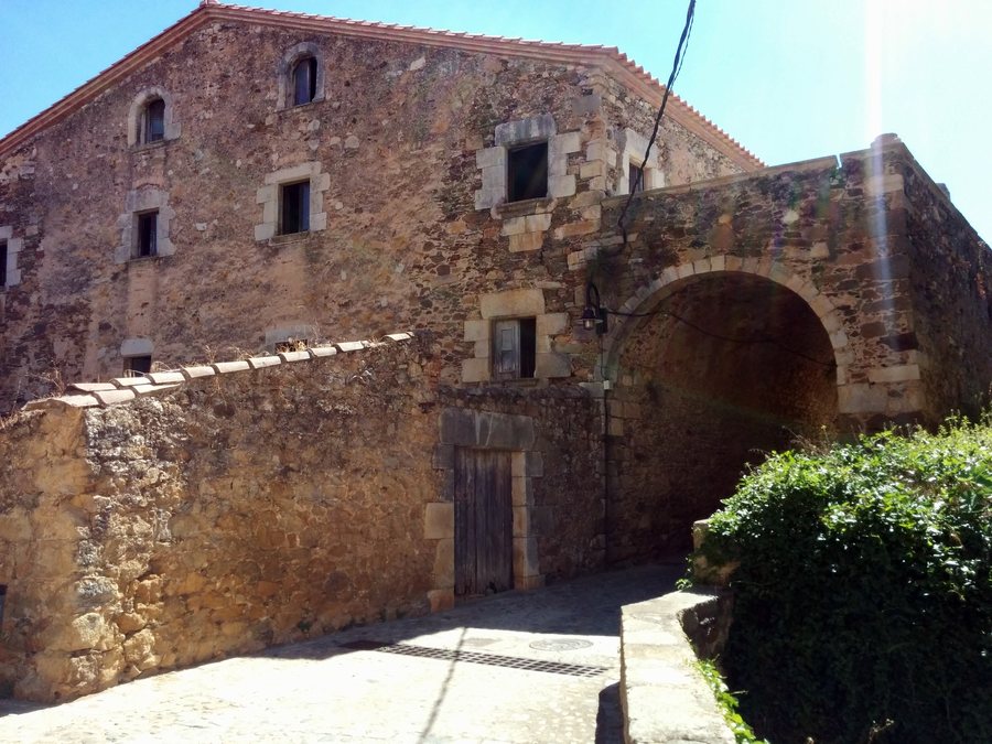 File:Carrer de les Heres de Juià 1.jpg