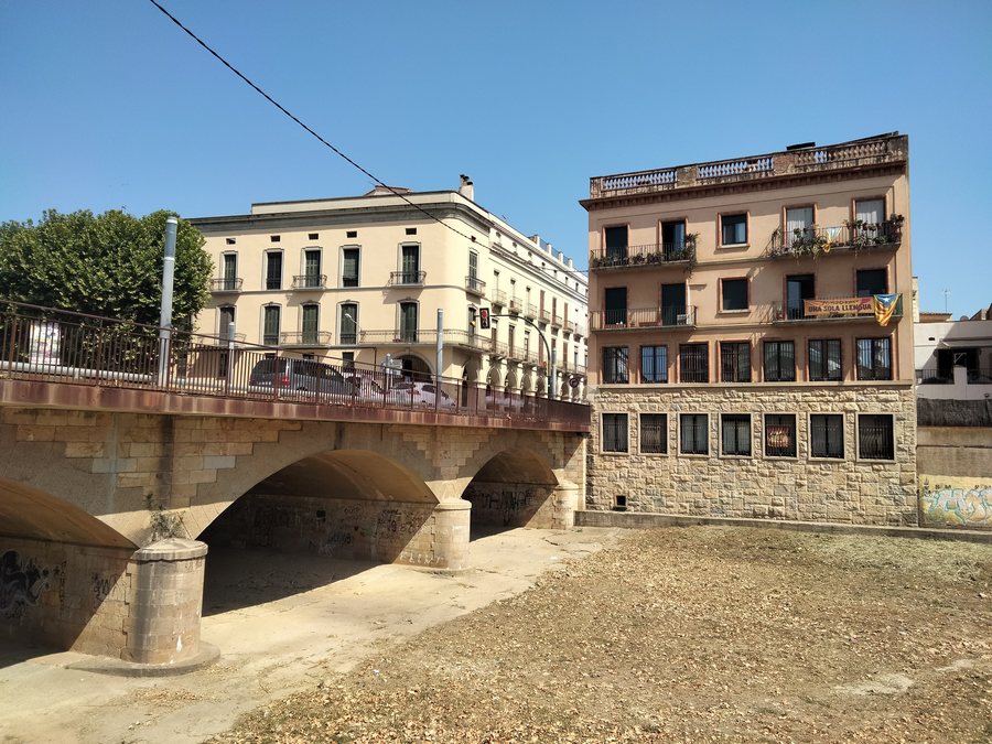 File:001 Pont Nou sobre el Daró, les Voltes i l'edifici de la Caixa (la Bisbal d'Empordà).jpg