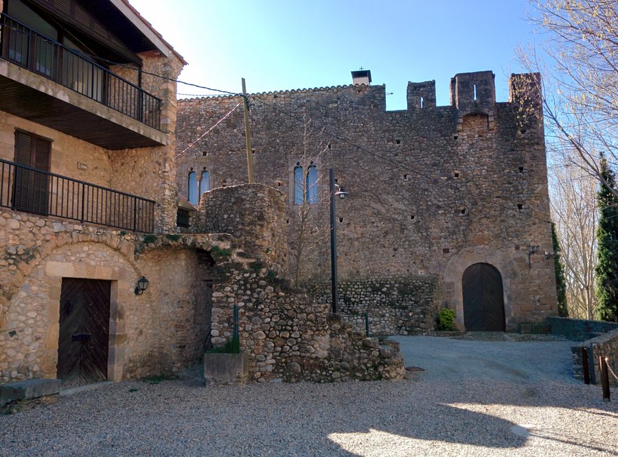 File:Castell de Vilajoan (Garrigàs).jpg