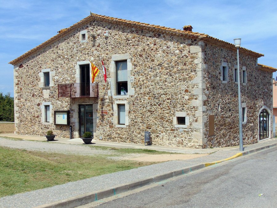 File:Ajuntament i rectoria de Campllong.jpg