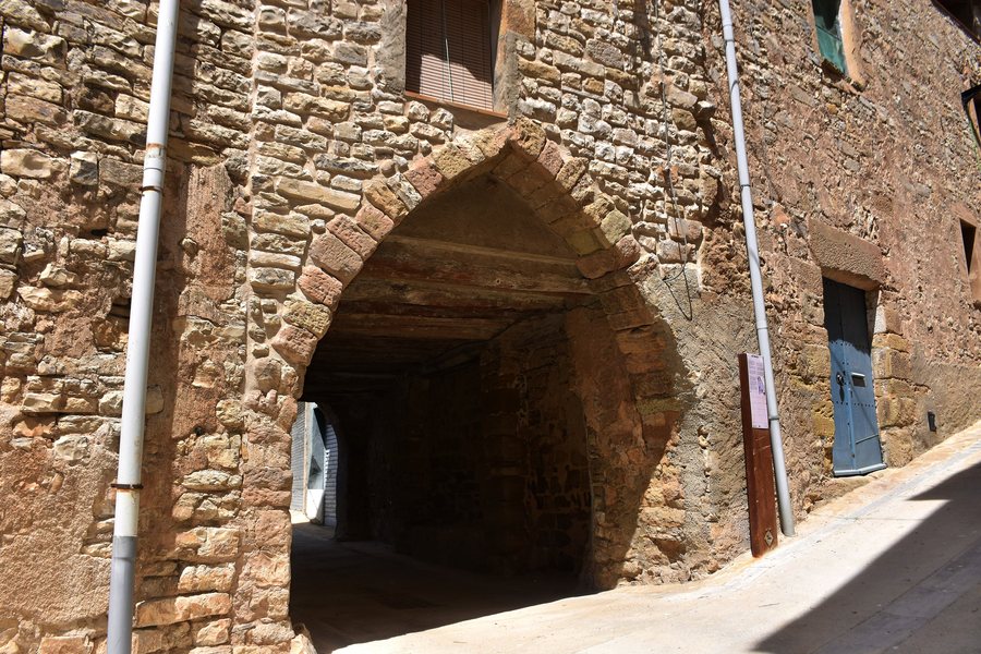 File:Portal carrer Vell Sant Marti Sesgueioles.jpg