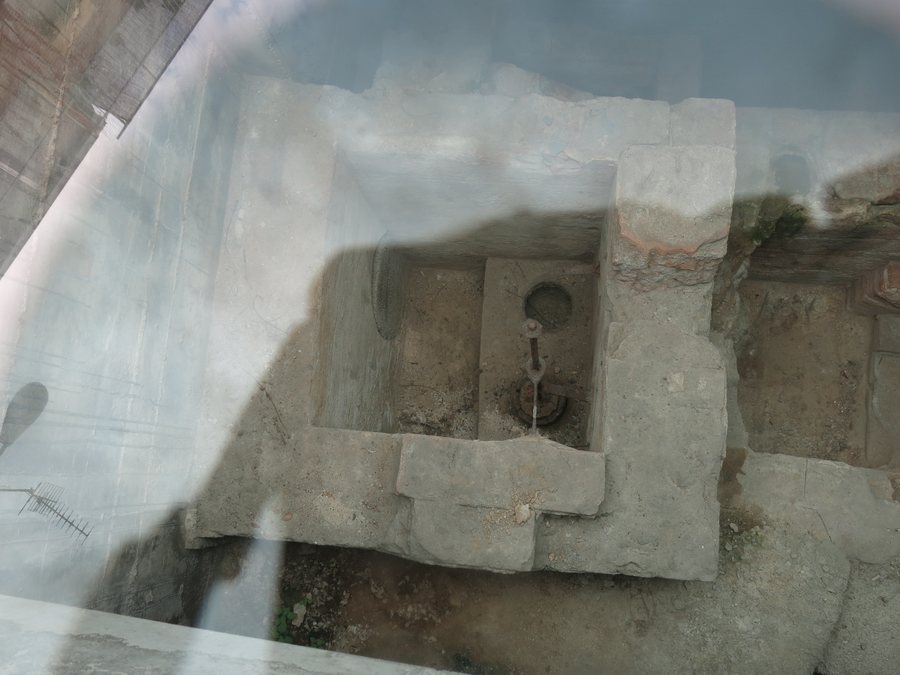 File:056 Safareig, pl. Montserrat Roig (Santa Coloma de Gramenet).jpg