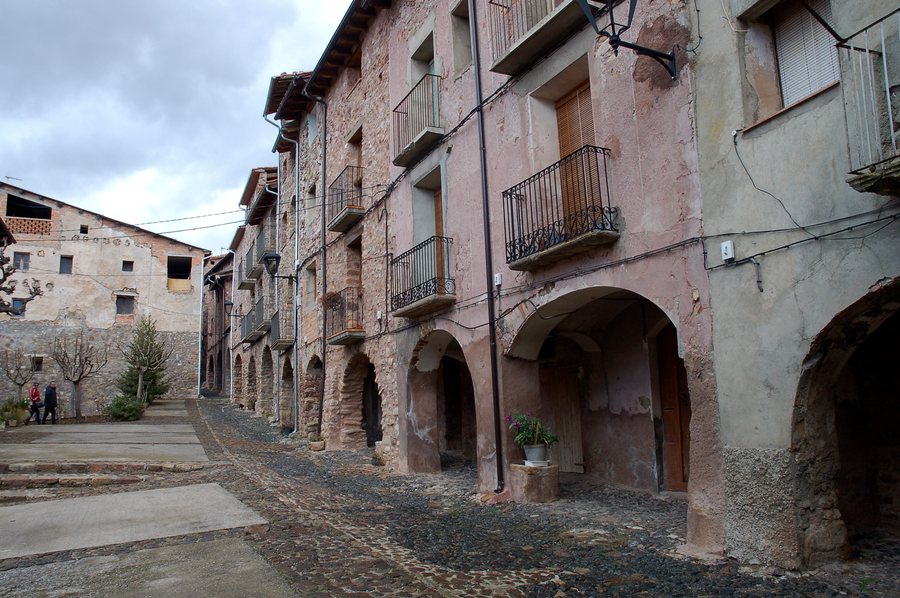 File:Carrer porxat. Peramea.jpg