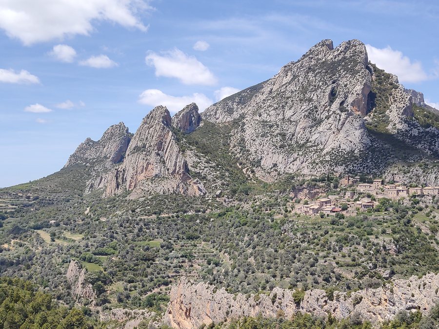 File:Southern flank of the Sant Corneli-Bóixols anticline.jpg