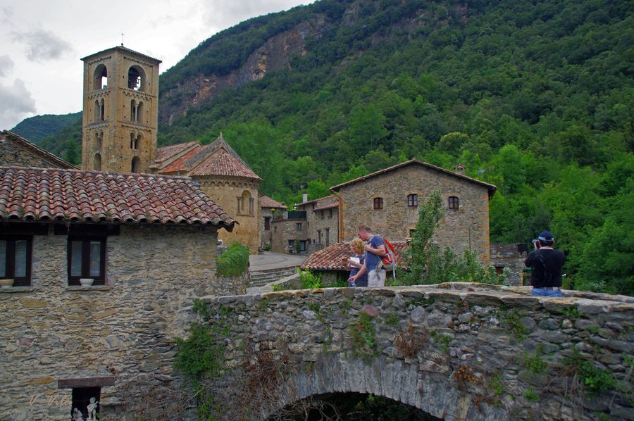 File:6104 Pont de Beget i església de Sant Cristòfol.jpg