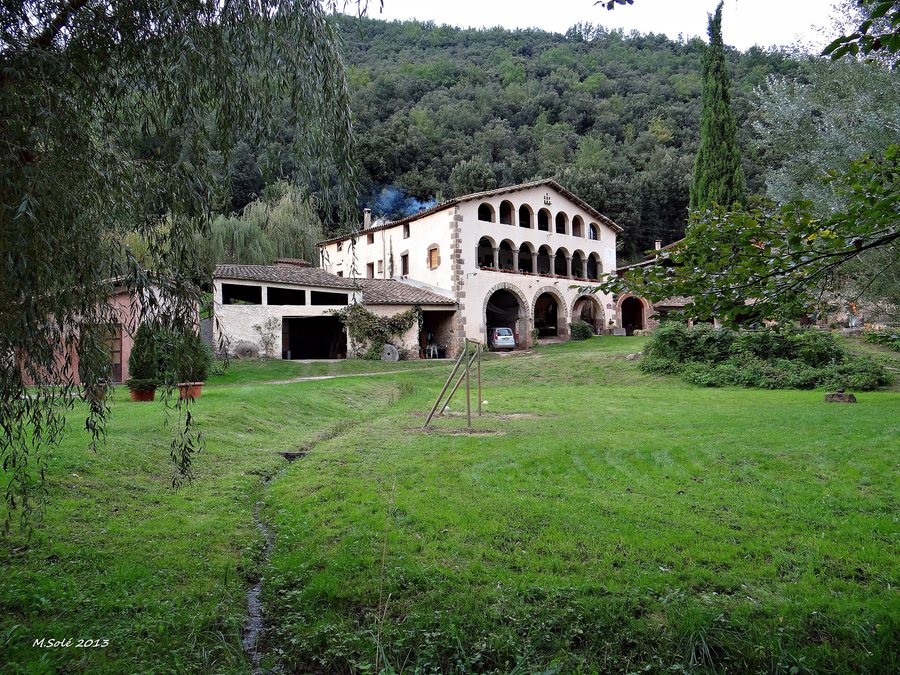 File:406 Casa Molí d'en Solà de Sant Pere Despuig a la Vall de Bianya. Foto 13-10-2013.JPG