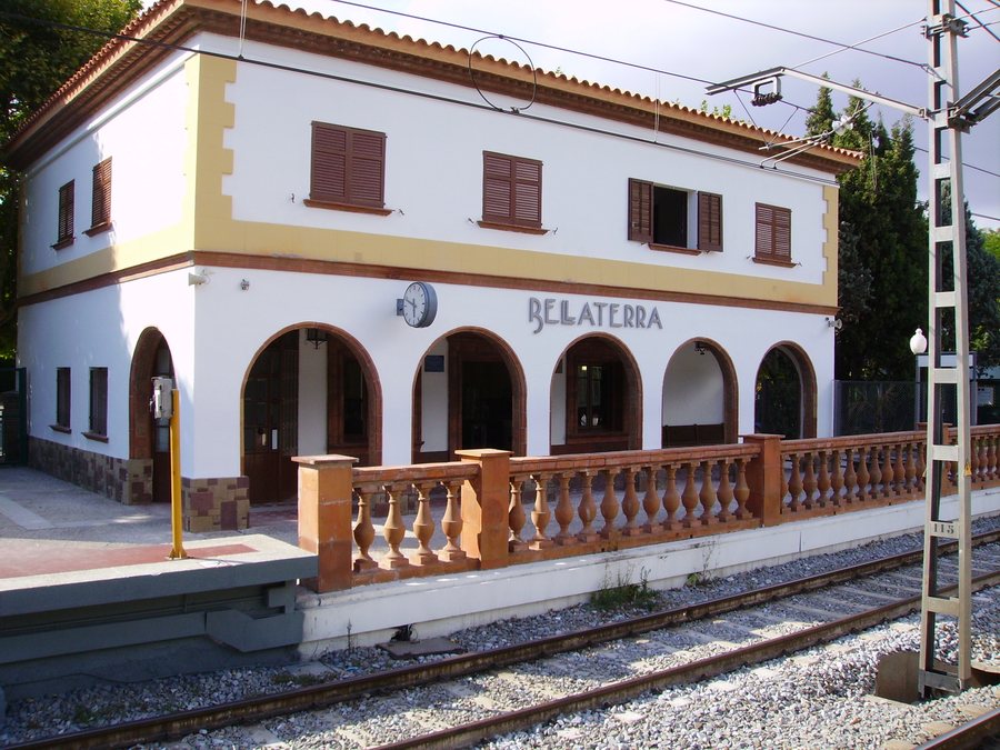 File:Bellaterra FGC.JPG
