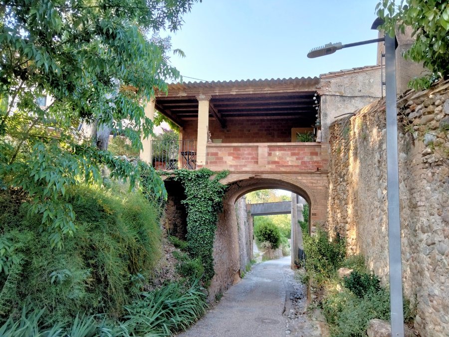 File:41 Orfes (Vilademuls), pas cobert.jpg