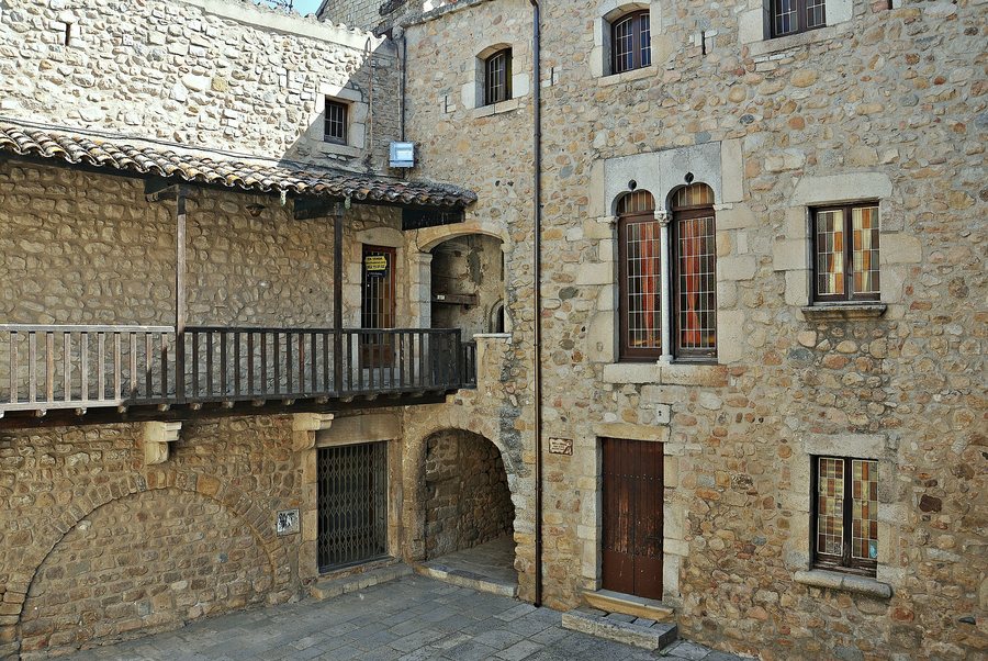 File:Patio de la Abadia de Breda (3).jpg
