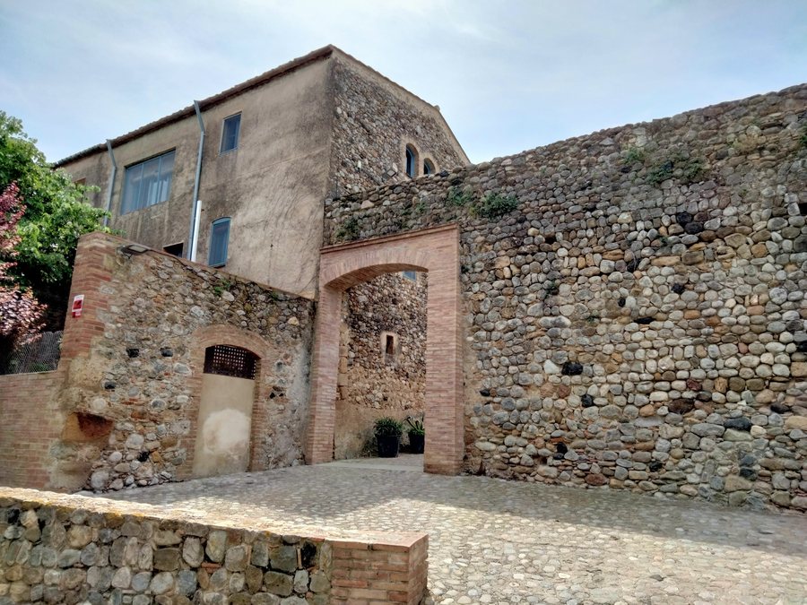 File:03 Muralla de Bàscara, portal de França, cara exterior.jpg