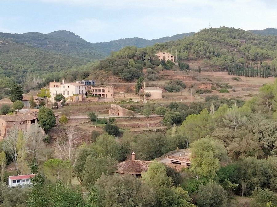 File:05 Les Ferreres (Rellinars), al fons el Gibert de Dalt.jpg