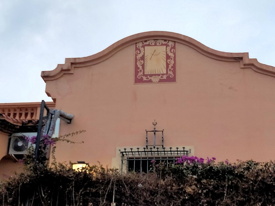 File:11 Casa Juncadella, c. Manuel Florentín 26 (Esplugues de Llobregat), rellotge de sol.jpg